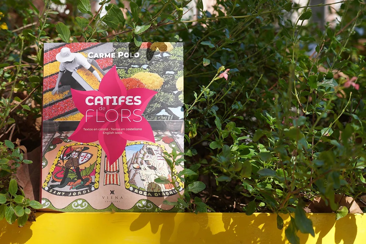 El llibre ‘Catifes de flors’ recull set-segles de tradició catifaire