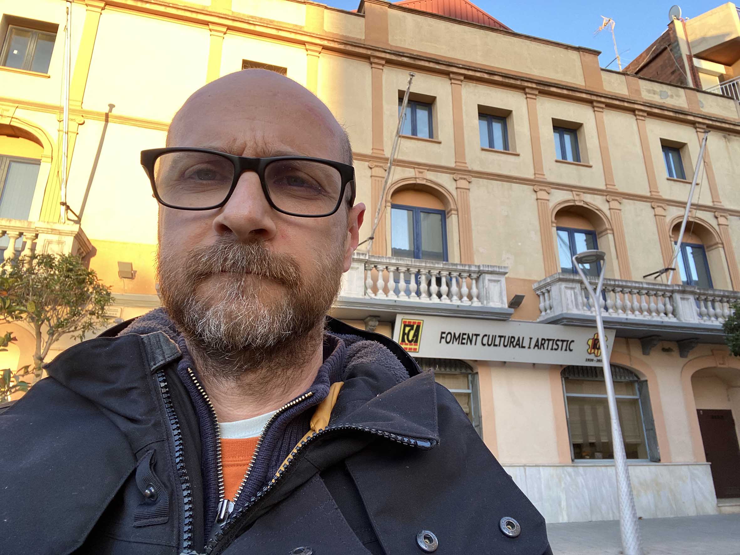 L'investigador Alejandro Ros, davant de l'edifici del Foment