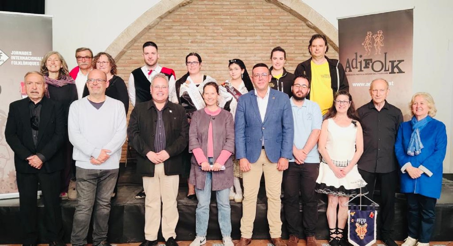 Foto de família de la presentació del 35è Aplec Internacional | Adifolk