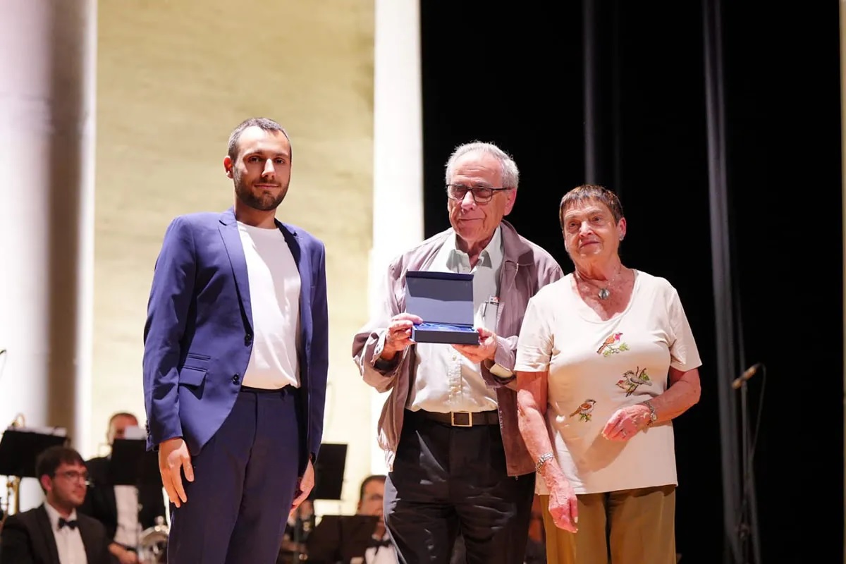 Francisca Rius i a en Francesc Sagrera, recollint el premi per a ‘Unint els cors amb les mans’ / Foto: Som Sardana