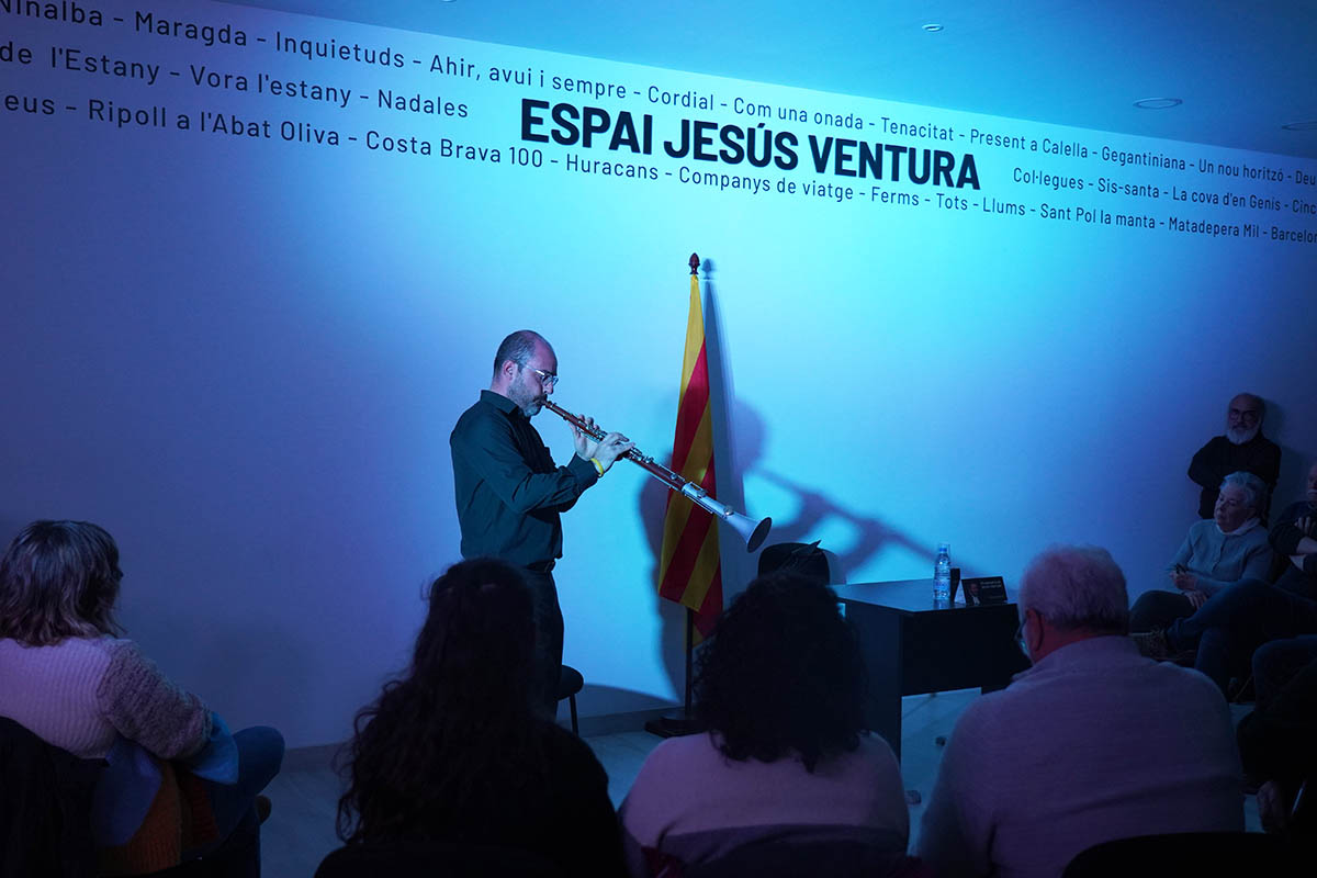 El músic Lluís Alcalà va interpretar fragments d'algunes sardanes de Jesús Ventura / Foto: ENS