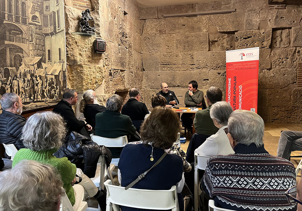 Josep Maria Ganyet explicant el contingut del dossier 'Cultura popular i digital. Cultura digital i popular' | Sara Guasteví