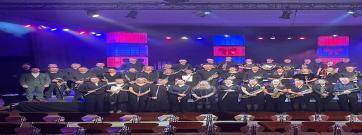 La m&uacute;sica de banda i la cobla dialoguen al Mercadal de Girona