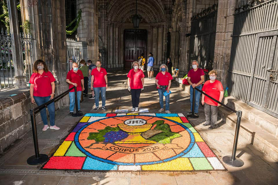 Catifes confinades a les esglésies per celebrar el Corpus