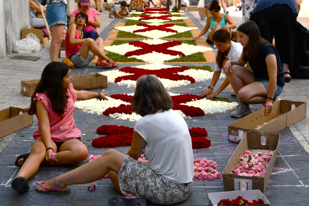 Confecci&oacute; d'una catifa floral a Sitges l'any passat / Ajuntament de Sitges