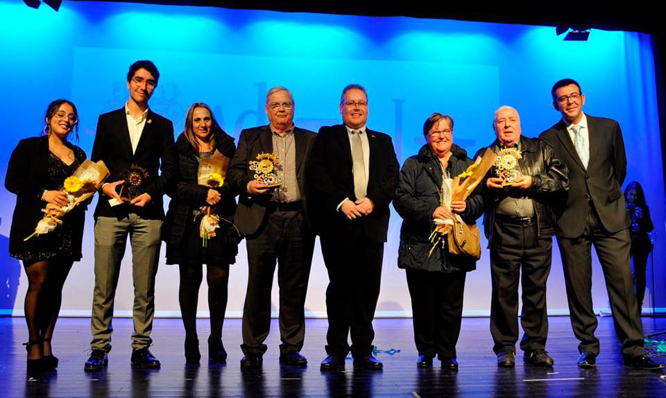 Els guardonats en els Premis Adifolk de l'Any 2019, amb Ivan Besora i Oriol Ramírez, president i vicepresident d'Adifolk, respectivament