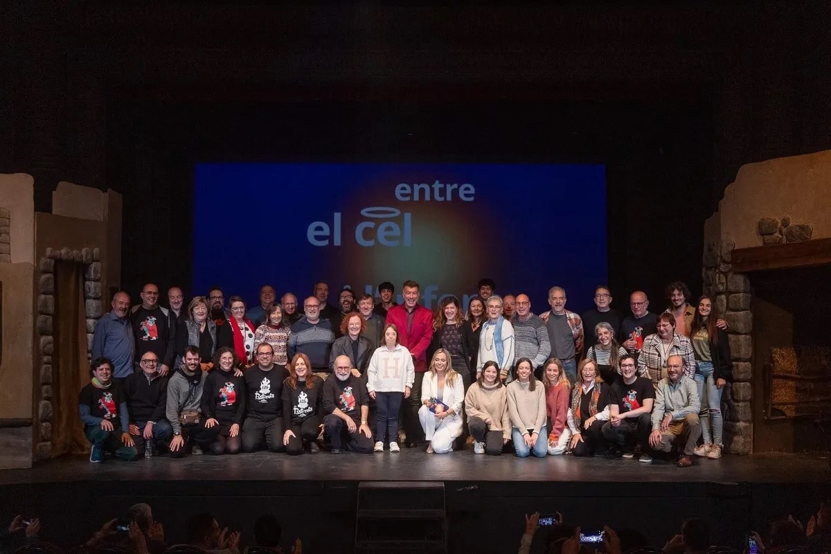 Foto de família de la presentació de la temporada al Teatre Sant Vicenç de Sabadell