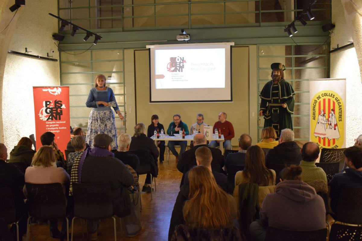 Presentació del llibre 'Món Gegant' a Reus, amb alguns dels autors | Foto: Agrupació de Colles Geganteres de Catalunya