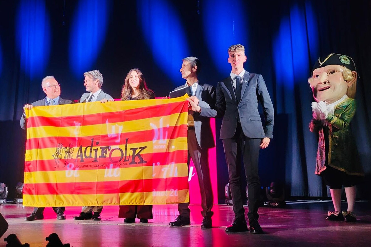 Representants d'Estocolm recullen el relleu de l’Aplec Internacional durant la Gala de l'Any / Foto: Adifolk