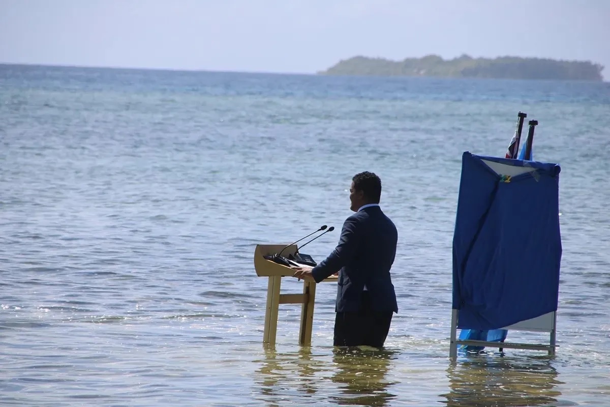 El ministre d'Afers Exteriors de Tuvalu, Simon Kofe, es va adreçar a la COP26 des de dins de l'aigua per simbolitzar la situació desesperada del seu país | Ministeri d'Afers Exteriors de Tuvalu