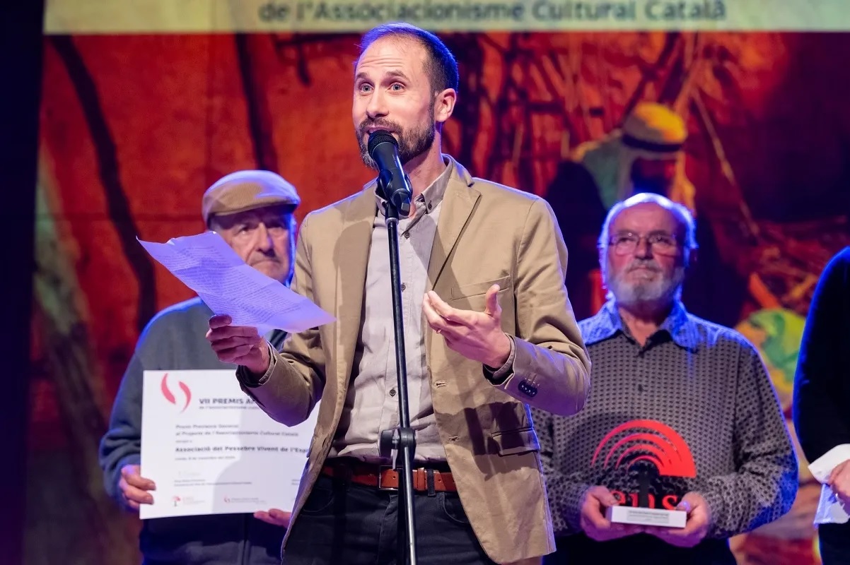 Xavier Lozano llegint el discurs d'agraïment del Premi Antoni Carné | Jordi V. Pou - Ens de l'Associacionisme Cultural Català