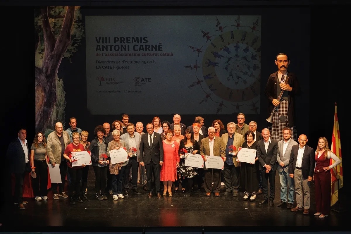 Foto de família dels VIII Premis Antoni Carné de l'Associacionisme Cultural Català | Jordi Cassú Foto de família dels VIII Premis Antoni Carné de l'Associacionisme Cultural Català | Jordi Cassú