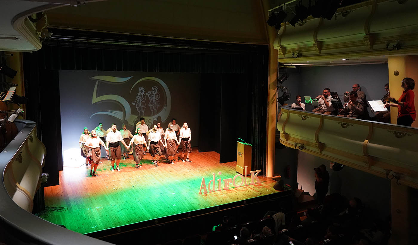 El Teatre del Centre Moral de Gràcia de Barcelona va acollir la festa d'Adifolk El Teatre del Centre Moral de Gràcia de Barcelona va acollir la festa d'Adifolk | ENS