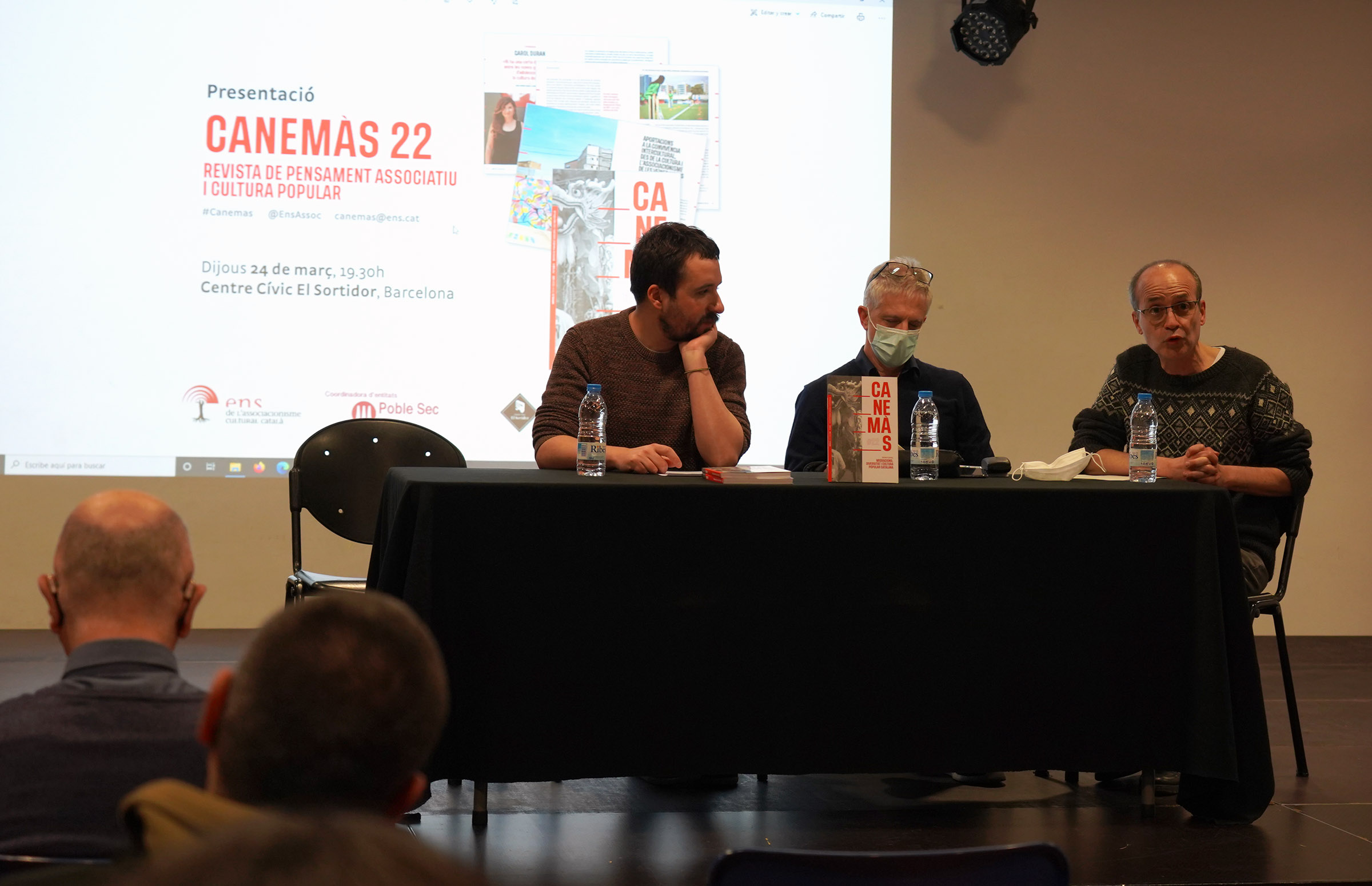 Toni Serés, director del Canemàs, amb Oriol Cendra, director del dossier central, amb Guillem Carreras, moderador de l'acte