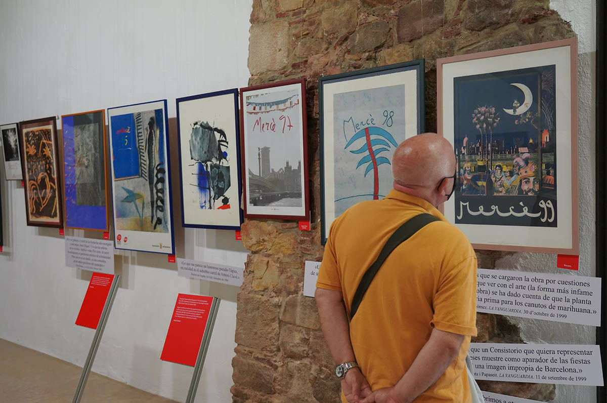 Acompanyant els cartells s'hi poden llegir els comentaris de reconeguts periodistes, cartes al lector, tuits i opinions que van suscitar | Elena Calzada (ENS)
