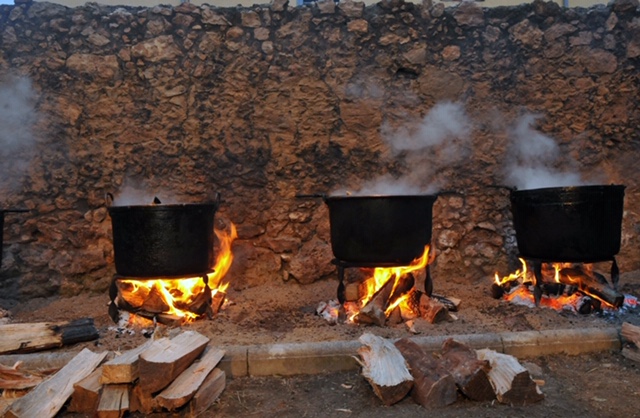 El sabor característic de l'escudella prové, en bona part, d'haver-se cuinat durant hores en foc de llenya i en calderes antigues de coure i aram. Autor: Orlando d'Elia