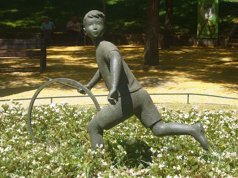 Estatua del Nen de la Rutlla, a l'entrada del Parc del Guinardó, obra de Joaquim Ros | Jordi Ferrer