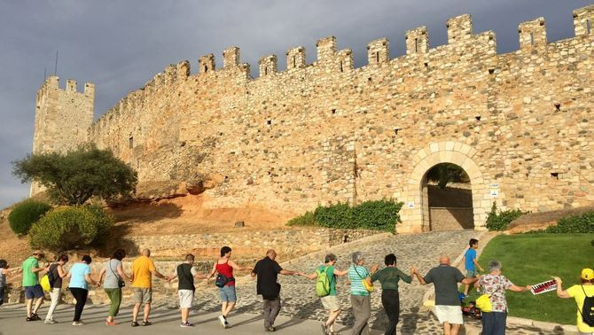 Una de les activitats més destacades de la capitalitat de Montblanc va ser la iniciativa 'Abracem la muralla'