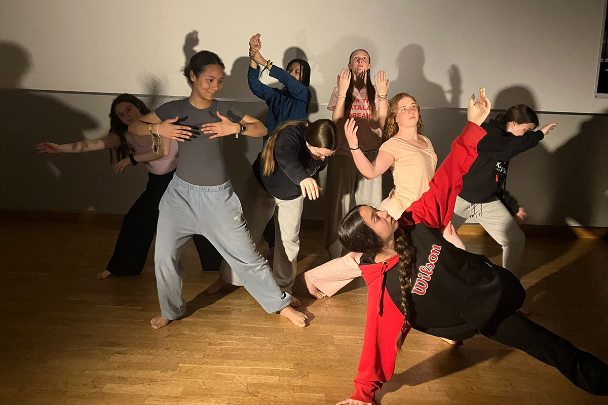 Les ballarines de Xamfr&agrave;, que acompanyaran el Cor Jove, en un assaig de l&rsquo;espectacle / Foto: Xamfr&agrave;