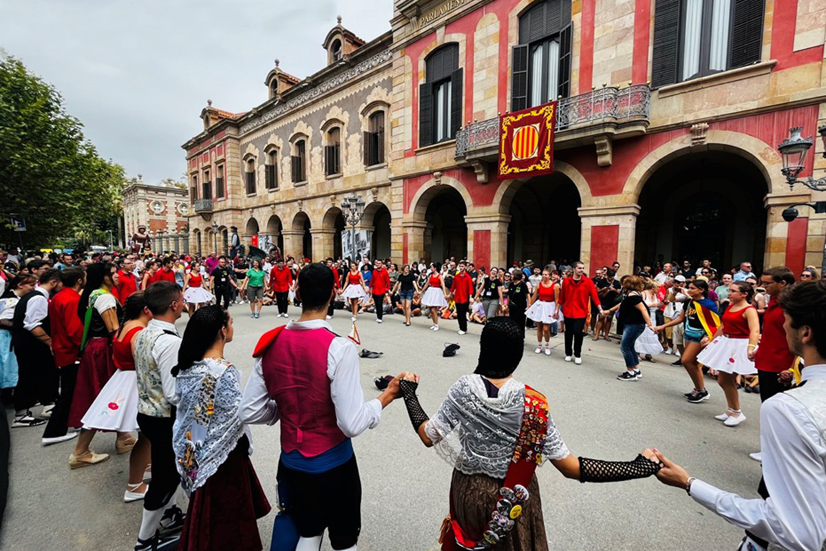 Adifolk organitza la segona Mostra de cultura popular davant del Parlament