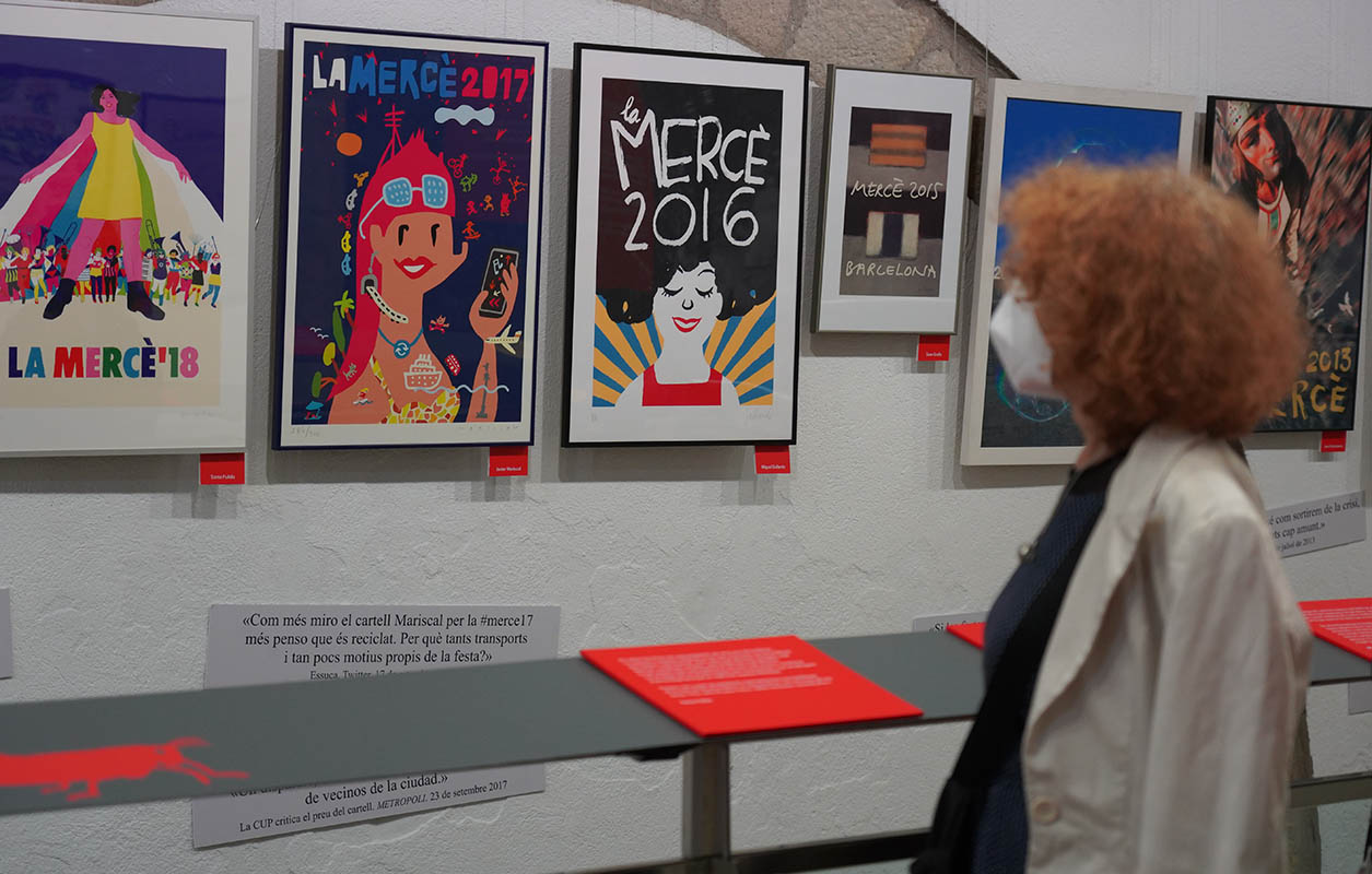 Acompanyant els cartells s'hi poden llegir els comentaris de reconeguts periodistes, cartes al lector, tuits i opinions que van suscitar | Elena Calzada (ENS)