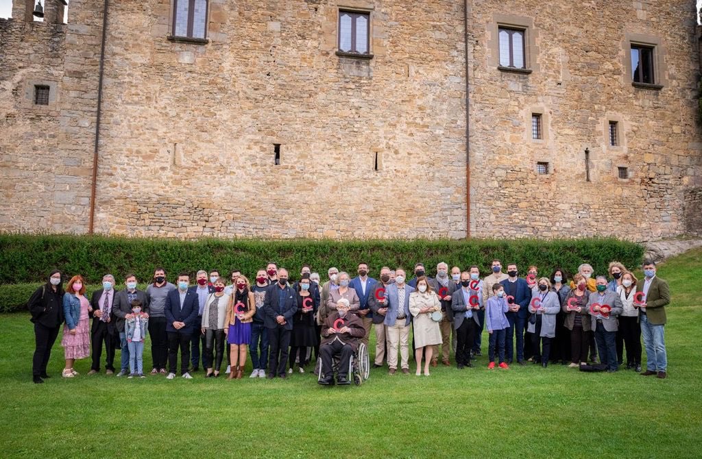 Foto de família dels premiats i els guardonats amb la menció d'honor, en els jardins del castell de Montesquiu, Osona | Federació de Cors de Clavé