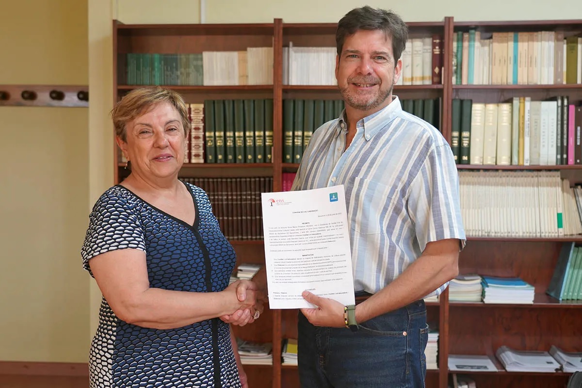 Rosa Maria Provencio (ENS) i Julià Sánchez (Diskover) en la signatura de l'acord