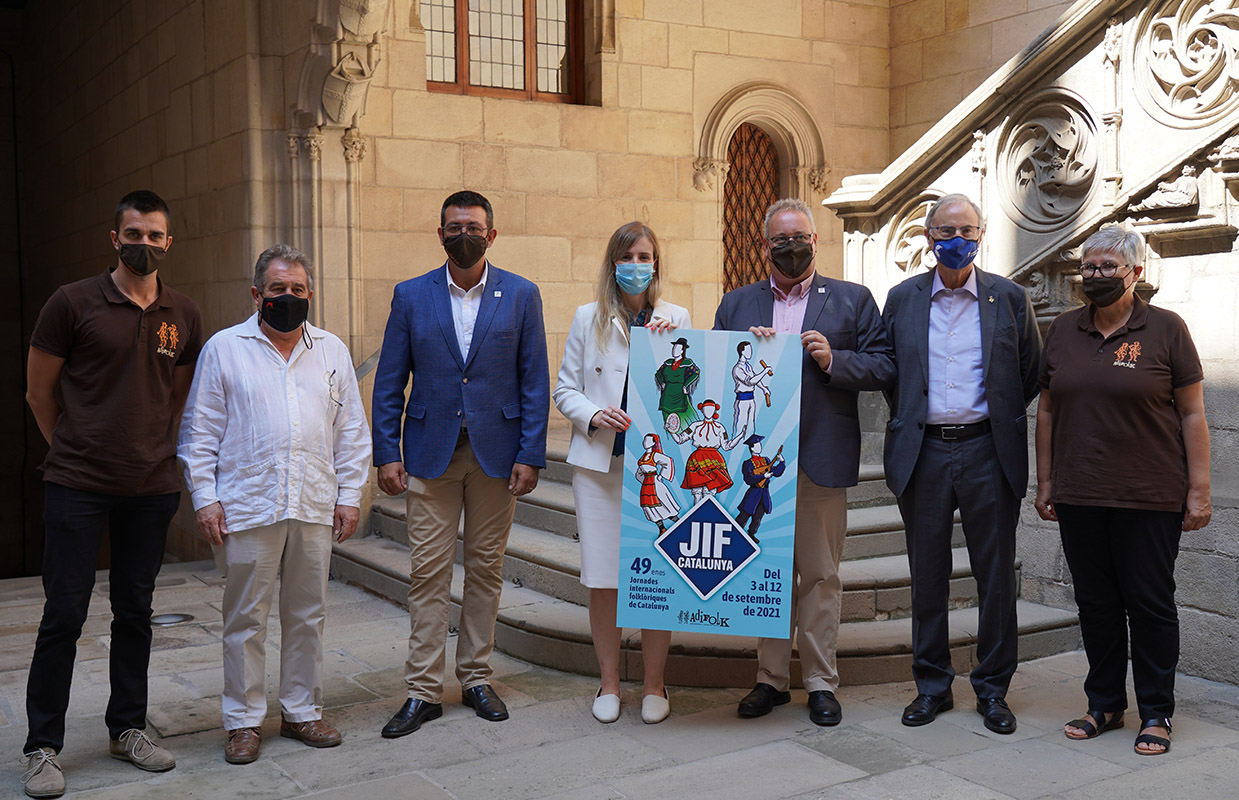 La consellera Victòria Alsina, el president d'Adifolk, Ivan Besora, i el director de les JIF, Oriol Ramírez, en la presentació al Palau de la Generalitat | ENS
