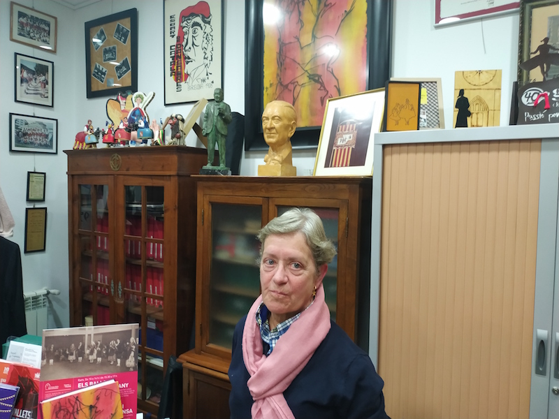 Montserrat Garrich sota l'atenta mirada del folklorista Aureli Campany