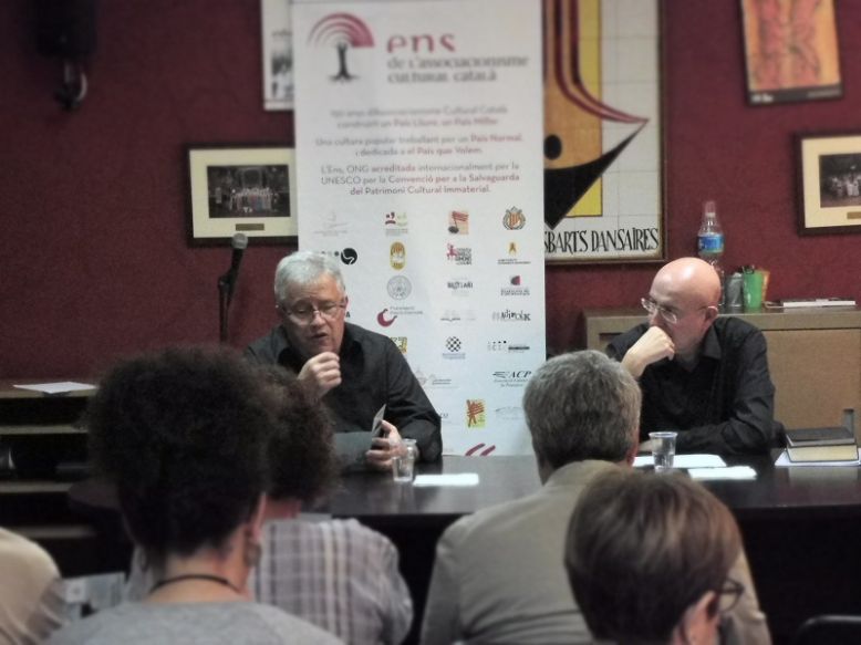 Títol: Josep Viana, president de l'Ens, presentant l'exconseller de Cultura Joan Manuel Tresserras. Fotografia: Guillem Carreras