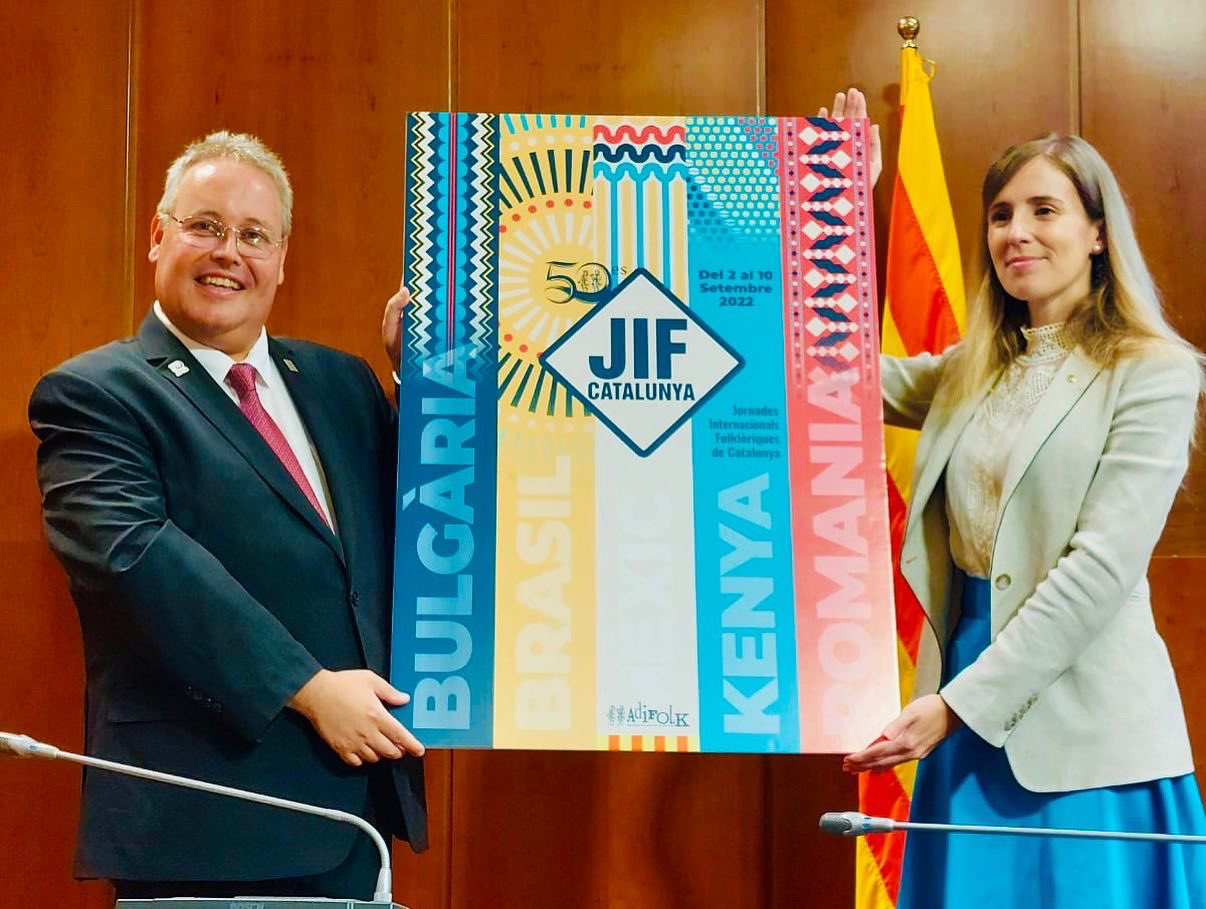 El president d'Adifolk Ivan Besora i la consellera Victòria Alsinafan públic el cartell de les 50es JIF | Adifolk