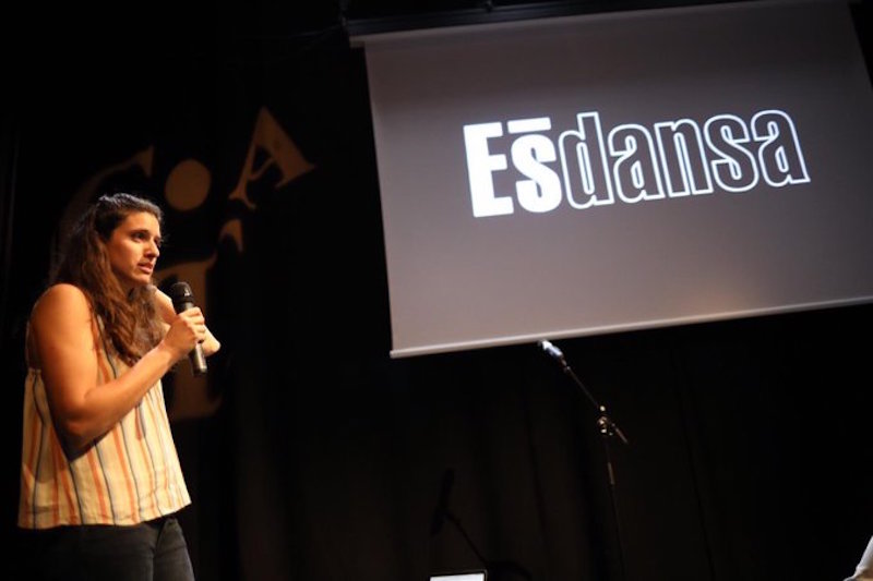 Núria Feixas, directora de l'Ésdansa, presentant la programació