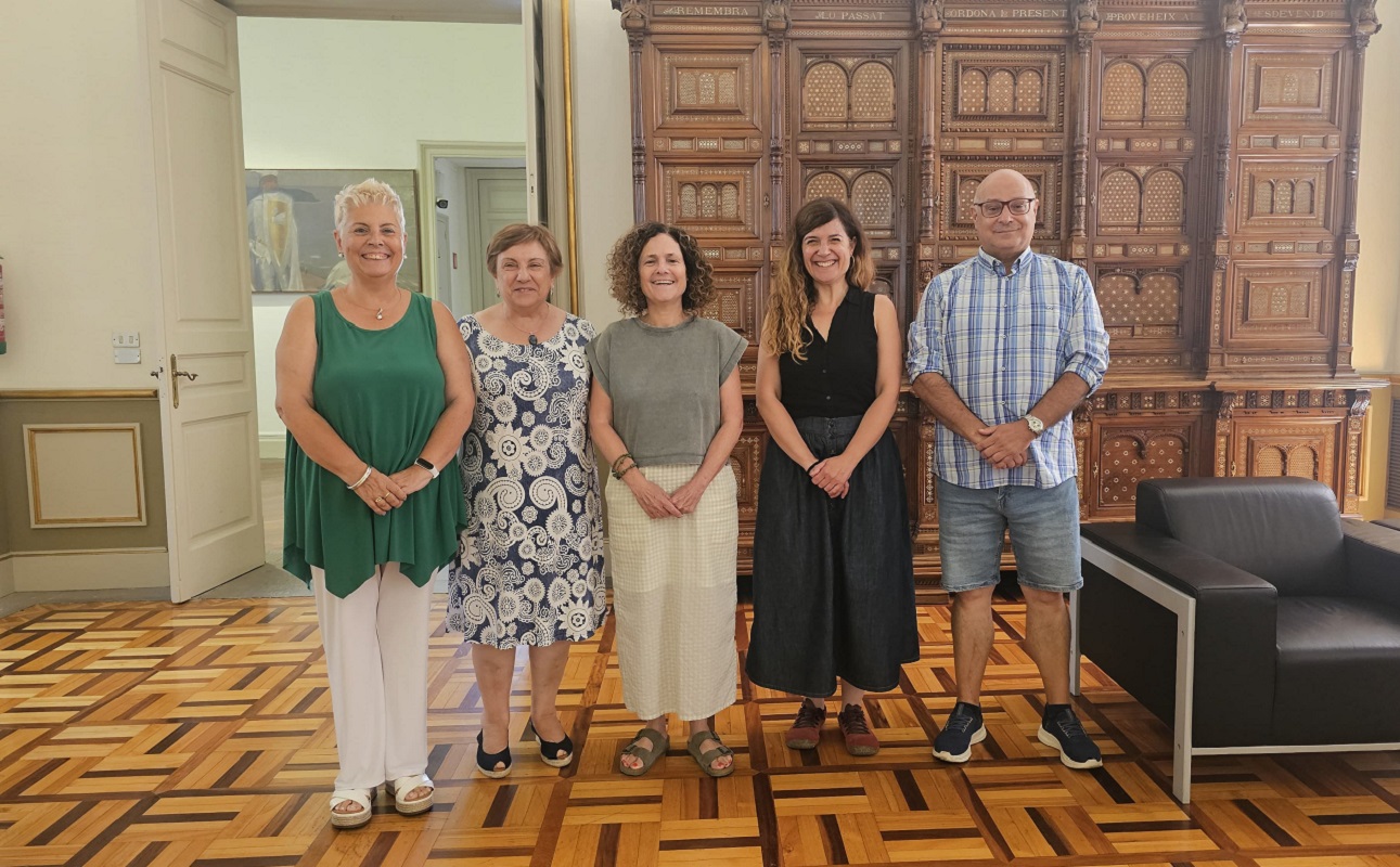 Sònia Hernández Almodóvar i Carol Duran amb els representants de l'ENS | Nuri Escudé