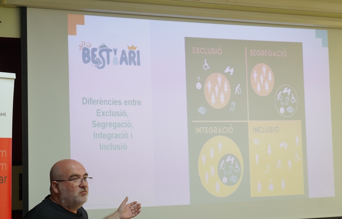 Jordi Mullor explicant les quatre tipologies d’activitat segons el grau d’accessibilitat que ofereixen | Guillem Carreras (ENS)
