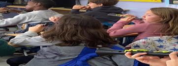 La cobla arriba a les escoles de la Bisbal d’Empordà amb instruments en 3D