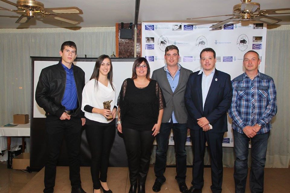 El president de l'APCTTE Santi Albiol, juntament amb alguns dels premiats de la Gala Taurina de 2015. Imatge: Agrupació de Penyes i Comissions Taurines de les Terres de l'Ebre.