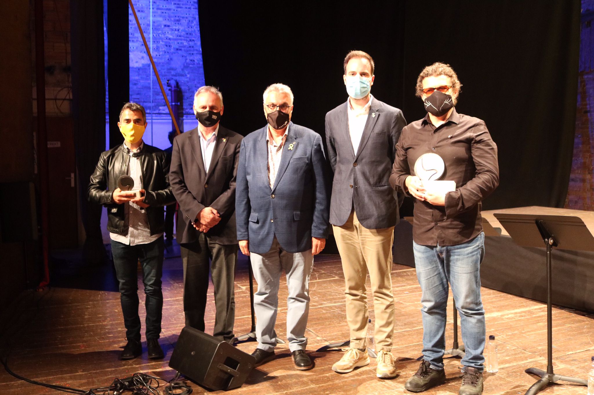 En els extrems, els premiats Olivier Marquès (dreta) i el fill de Joan Segura (esquerra), acompanyats per Lluís Baulenas, Secretaria General de Cultura de la Generalitat de Catalunya; Xavier Tresserras i Josep Maria Vidal
