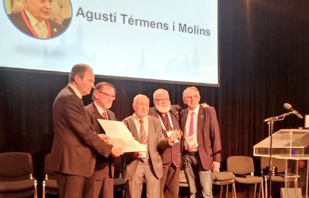 Albert Català, en primer terme, en el Congrés d'Aachen 2020, que va reconèixer la trajectòria pessebrista d’Agustí Térmens Molins