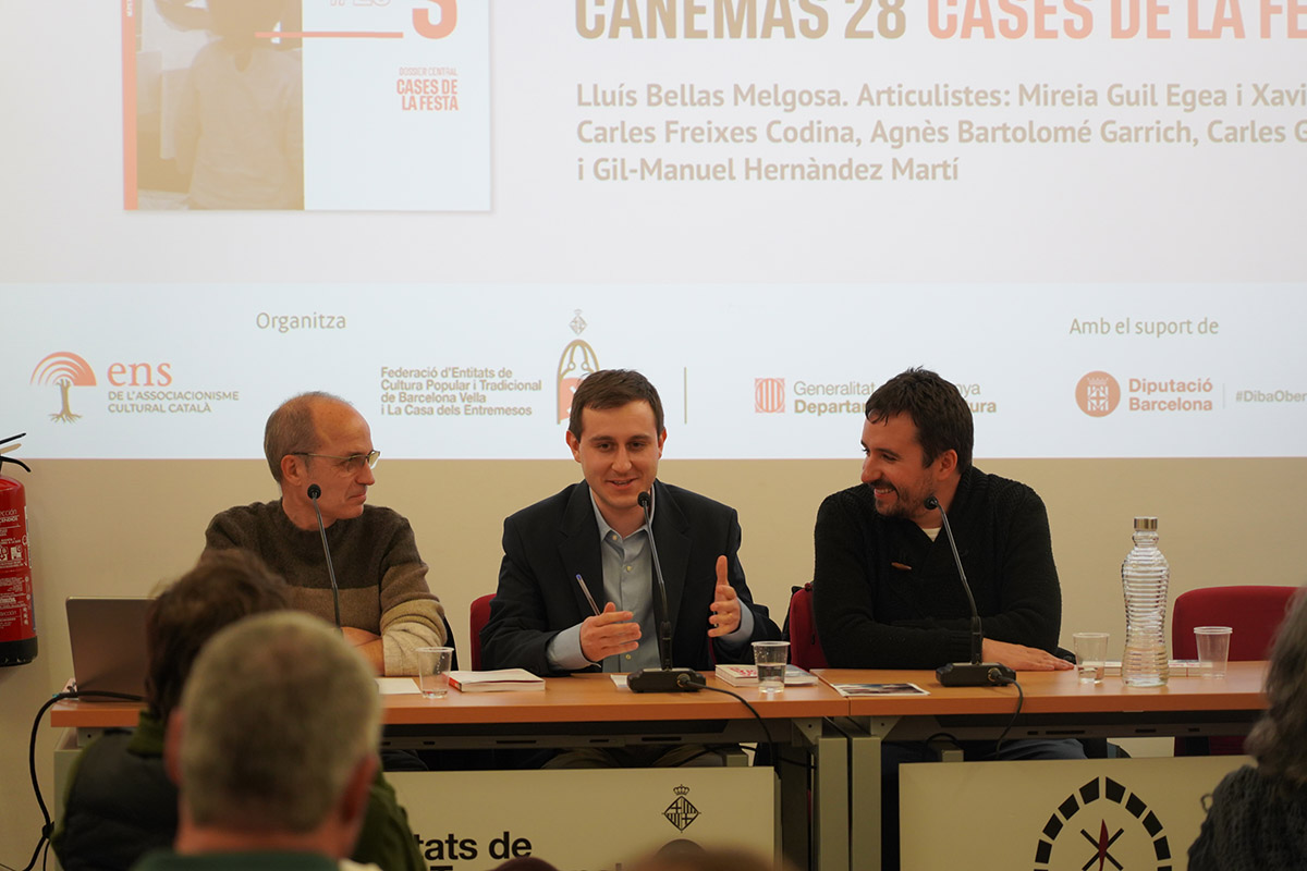 Lluís Bellas, coordinador del dossier sobre les Cases de la Festa, amb Toni Serés i Guillem Carreras