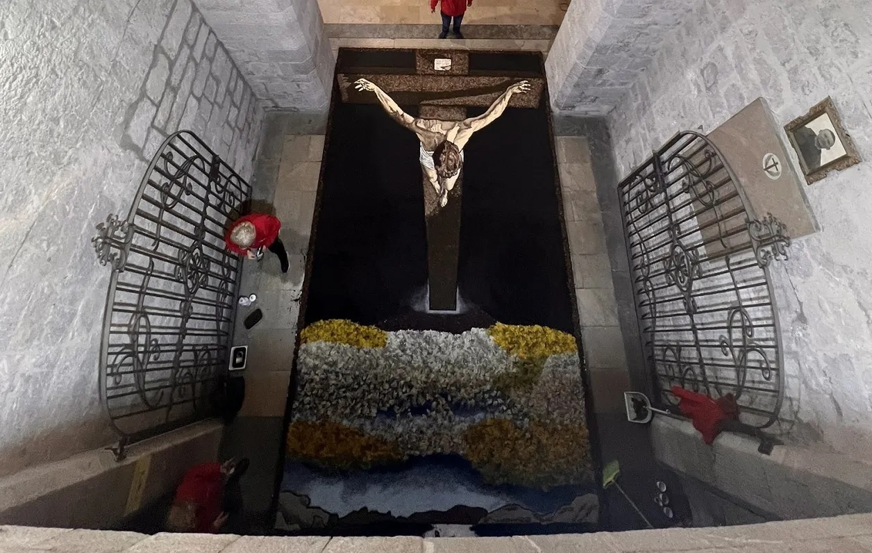 Catifa floral d’El Crist de Dalí a l’església de Sant Pere de Figueres