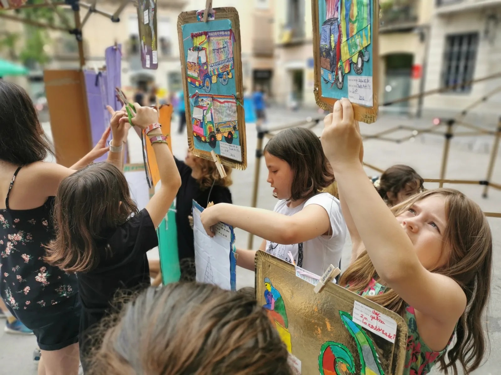 Per la festa del Guarnim, els alumnes creen i munten un guarniment a la plaça de la Vila de Gràcia | Foto: Associació Guarnim Per la festa del Guarnim, els alumnes creen i munten un guarniment a la plaça de la Vila de Gràcia | Foto: Associació Guarnim