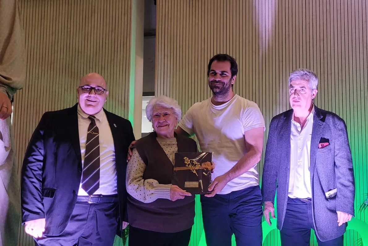 La mare i el fill de Jan Grau van recollir el premi l’Englantina d’Or / Foto: DGCPA