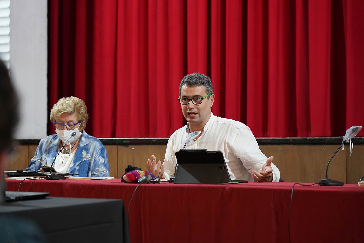 El conferenciant Amadeu Carbó i la presidenta de la Federació Catalana d’Entitats Catifaires, Vicenta Pallarés | Ens de l'Associacionisme Cultural Català