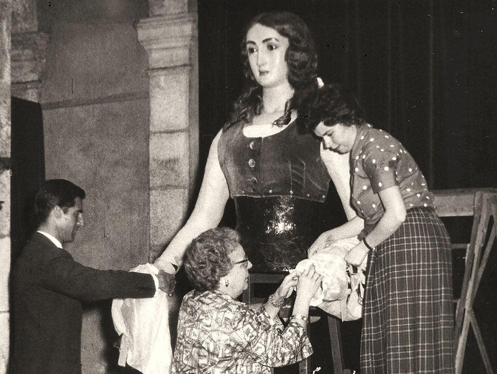 Una xerrada explora el lligam entre els Gegants del Pi i la nissaga Casserras, referents de la imatgeria festiva a Catalunya