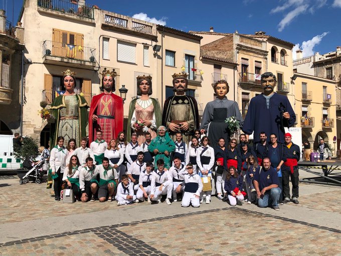 Foto de família de les tres colles geganteres premiades en el II Concurs de Balls de Gegants