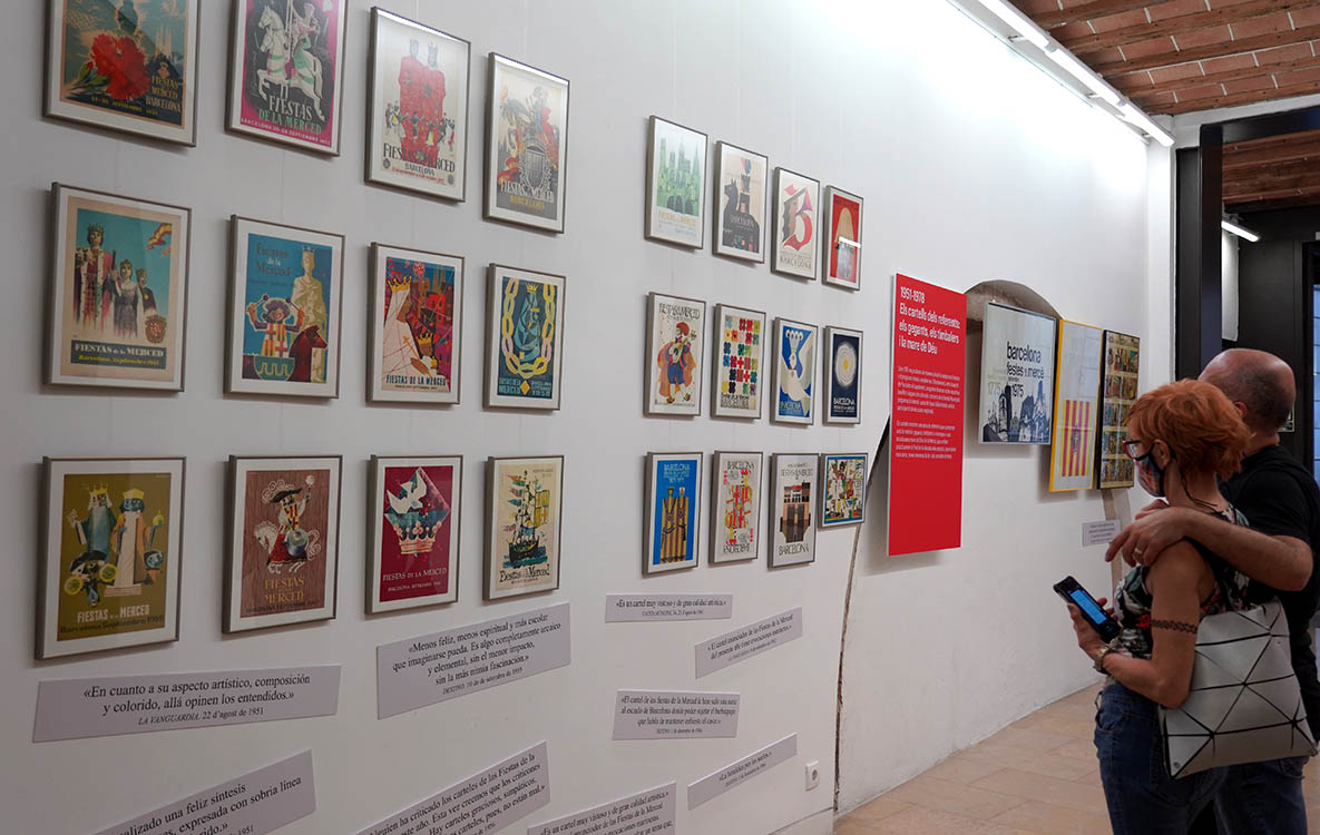 Acompanyant els cartells s'hi poden llegir els comentaris de reconeguts periodistes, cartes al lector, tuits i opinions que van suscitar | Elena Calzada (ENS)