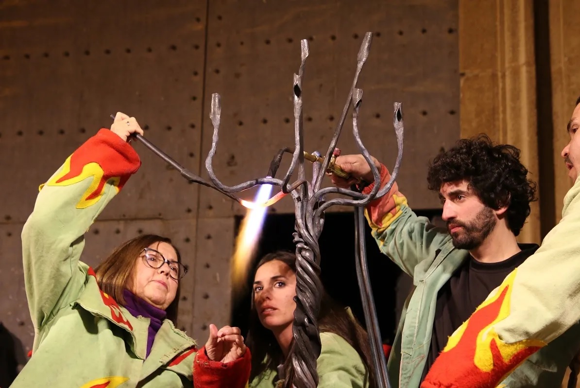 Elaboració d’una peça de forja per recordar els Diables de l’Espluga de Francolí que han mort, gener del 2024 | Foto: Aleix Valero / EFMR.cat