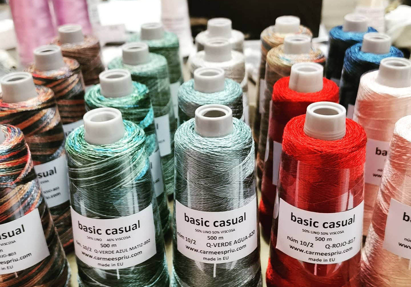 Una mostra de la varietat de fils del taller de Carme Espriu