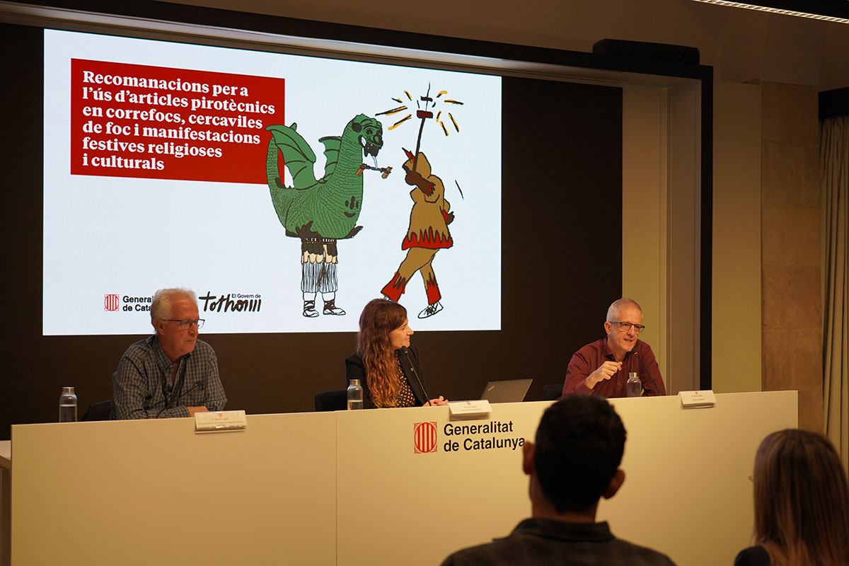 Oriol Cendra en la presentació del document, amb Carol Duran i Lluís Terrades