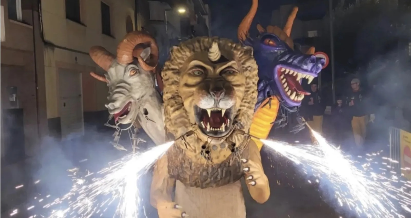 La Quimera del Carmel, figura festiva nascuda el 2022 en aquest barri barceloní | Agrupació del Bestiari Festiu i Popular